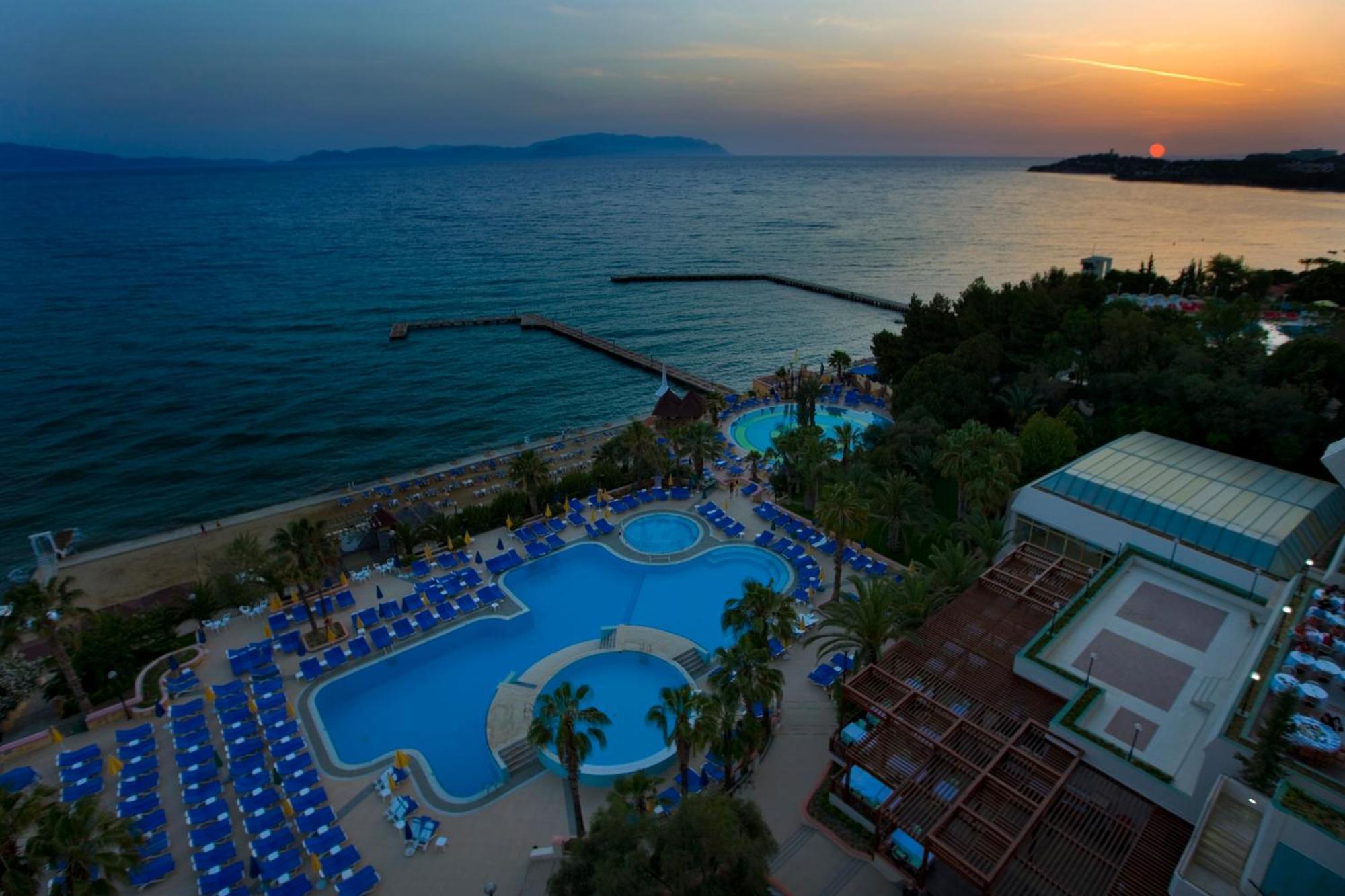 Fantasia Deluxe Hotel 쿠사다시 외부 사진