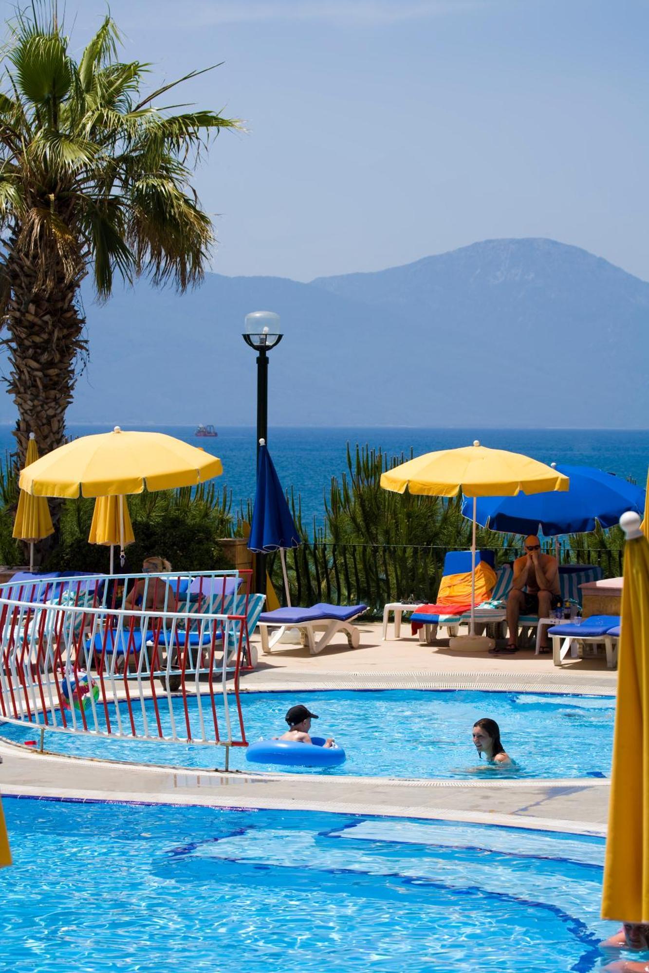 Fantasia Deluxe Hotel 쿠사다시 외부 사진