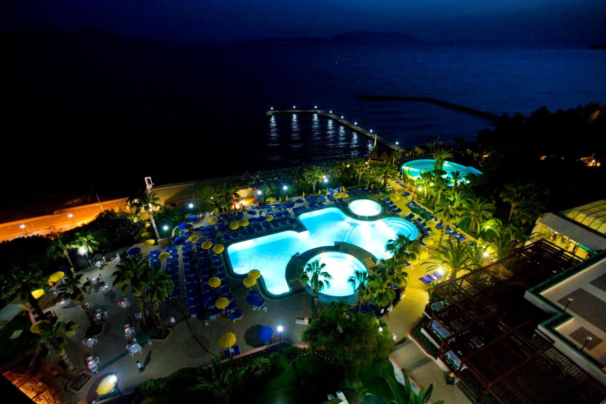 Fantasia Deluxe Hotel 쿠사다시 외부 사진